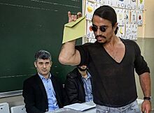 Покоривший сеть турецкий мясник проголосовал на референдуме фирменным жестом