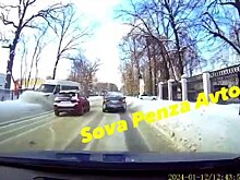 В Пензе водитель легковушки загнал маршрутку в сугроб