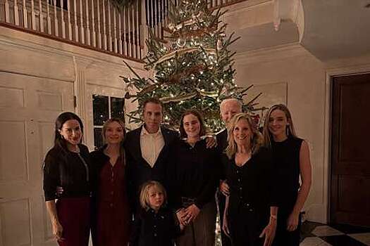 Экс-президента Байден "спрятали" на рождественском фото с семьей