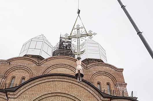 На храме-долгострое в Брагино установили крест на главный купол