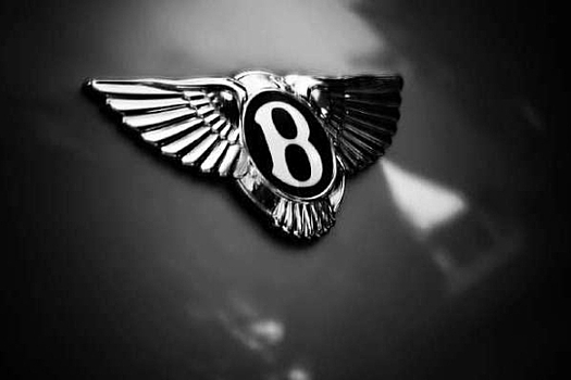 Bentley интригует женевской новинкой