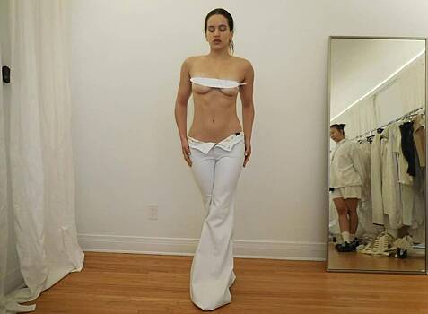 Популярная певица прикрыла голую грудь пером на фото