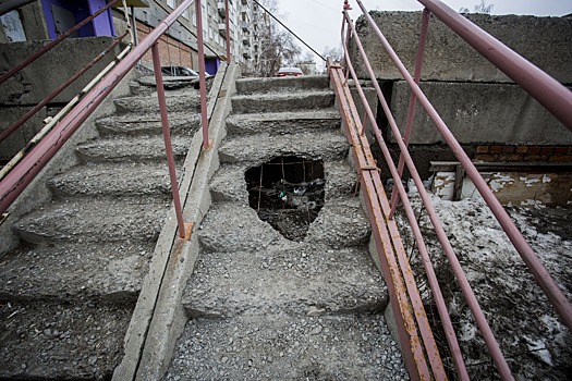 На опасной лестнице в Ленинском районе появилась дыра: ступени не ремонтируют полтора года