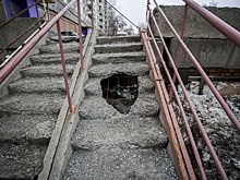 На опасной лестнице в Ленинском районе появилась дыра: ступени не ремонтируют полтора года