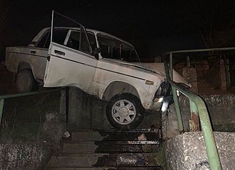 В Севастополе "Жигули" завис на лестнице