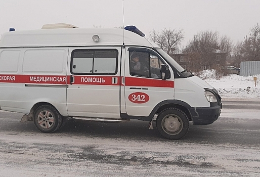 Под Омском автобус с пассажирами выехал на «встречку» и врезался в иномарку (Видео)