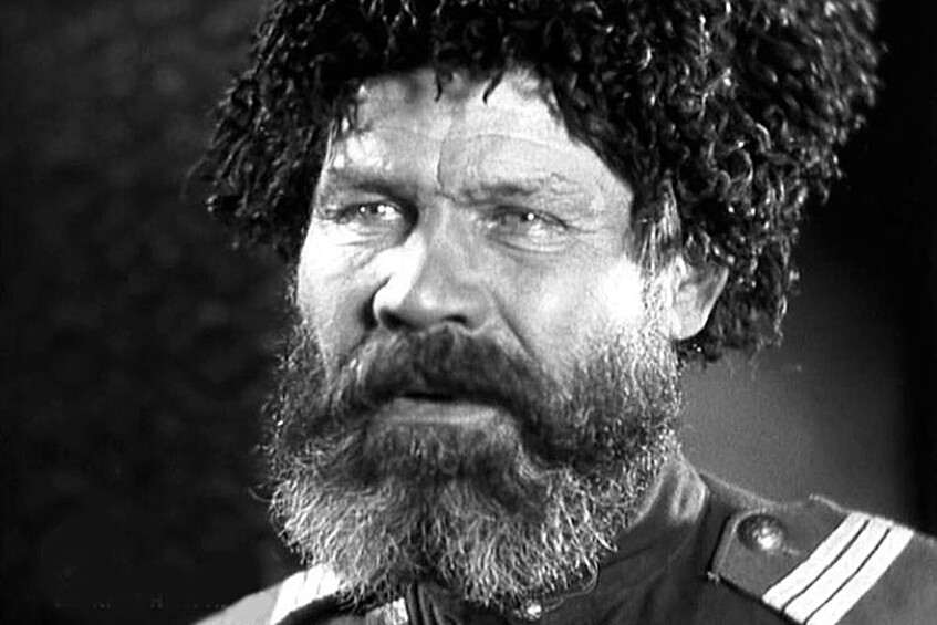 Казак Петрович (актер Степан Шкурат). Уроженец города Кобеляки Полтавской губернии, Степан Шкурат был актером-самоучкой — он подрабатывал артистом в Роменском народном музыкально-драматическом театре, где его заметили режиссеры Иван Кавалеридзе и Александр Довженко. Так началась карьера Шкурата в кино.  Казак Петрович стал для него звездной ролью, после которой он продолжил сниматься – в основном в картинах Киевской киностудии. В 1940-м, например, сыграл голову в фильме «Майская ночь», в 1951-м — бандуриста в «Тарасе Шевченко», в фильме «Дорогой ценой» по повести Коцюбинского — деда Овсея. Последней ролью Шкурата стал Явтух в картине «Вий» 1967 года.  До конца жизни Степан Шкурат прожил в городе Ромны Сумской области, где пел в хоре, выезжая с гастролями. С женой Гликерией он воспитал 13 детей. Когда в 1972 году супруги не стало, Шкурат от тоски надолго уходил из дома и гулял по берегу реки. Там он простудился, заболел воспалением легких и умер – в 1973 году в возрасте 87 лет.