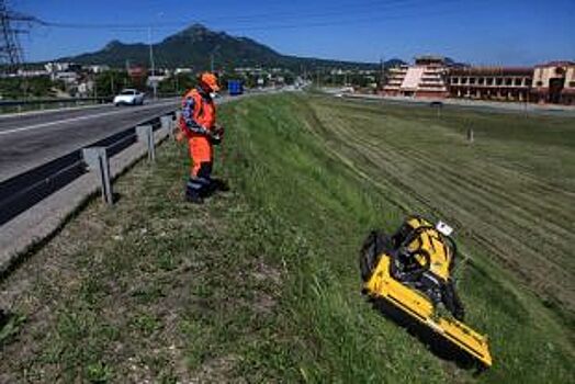 Роботы на пульте управления заменили газонокосилки вдоль трассы «Кавказ»