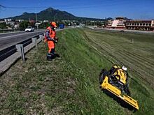 Роботы на пульте управления заменили газонокосилки вдоль трассы «Кавказ»
