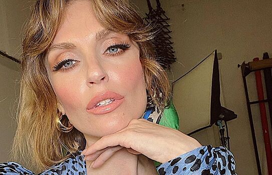 Челка и стрижка «под горшок»: Саша Савельева показала, как выглядела в детстве