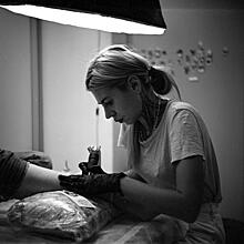 О микрореализме в татуировках, «неженской» профессии и заработках опытных мастеров в интервью с татуировщицей Анной Селезневой