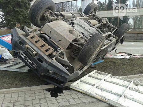 Водители помогли пенсионерке и поставили перевернувшийся джип на колеса в Москве