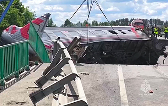 Поврежденные из-за ЧП в Брянской области вагоны и локомотив убрали