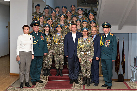 Олег Лавричев вручил Благодарственные письма волонтерам лагеря «Хочу стать десантником»