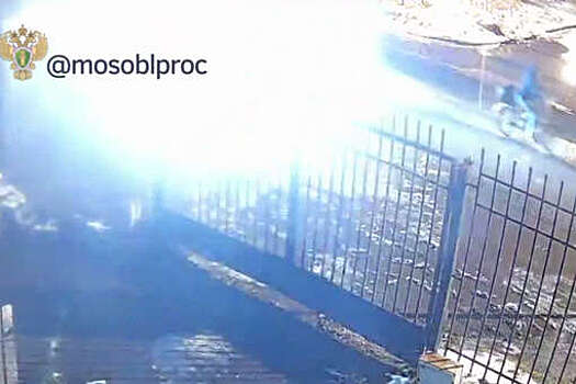 Появилось видео, как велосипедист застрял головой в стекле сбившего его Ford
