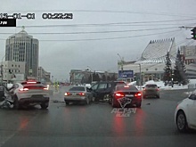 В Новосибирске в массовом ДТП с пятью машинами пострадал водитель «Порше»