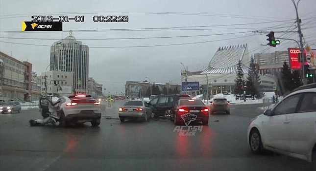 В Новосибирске в массовом ДТП с пятью машинами пострадал водитель «Порше»