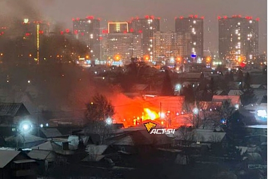 В Новосибирске загорелись дома в частном секторе