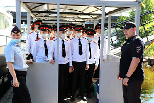 В Морской столице России транспортные полицейские познакомили суворовцев со спецификой службы водной полиции