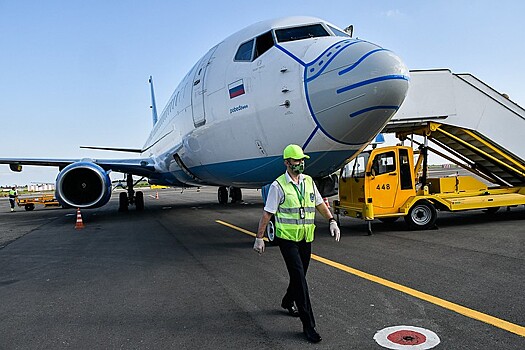 В краснодарский аэропорт прилетел самолет в огромной медицинской маске