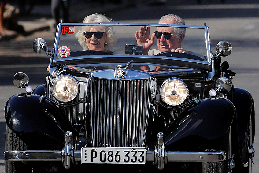 Принц Чарльз и Камилла, герцогиня Корнуольская катаются на раритетном автомобиле в Гаване