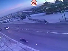 Lexus на высокой скорости насмерть сбил российских подростков и попал на видео