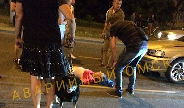 В Омске автомобиль сбил пьяного мужчину, перебегавшего дорогу