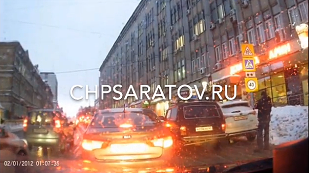 В Саратове водитель "Нивы" снес зеркало с иномарки и сбежал