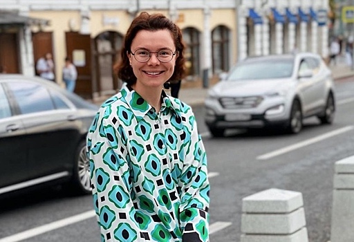 Брухунова вышла на прогулку в шелковой пижаме и с сумкой за 117 тысяч рублей
