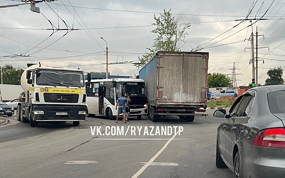 В Рязани маршрутка и фура попали в ДТП на светофоре в Канищеве
