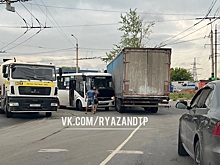 В Рязани маршрутка и фура попали в ДТП на светофоре в Канищеве