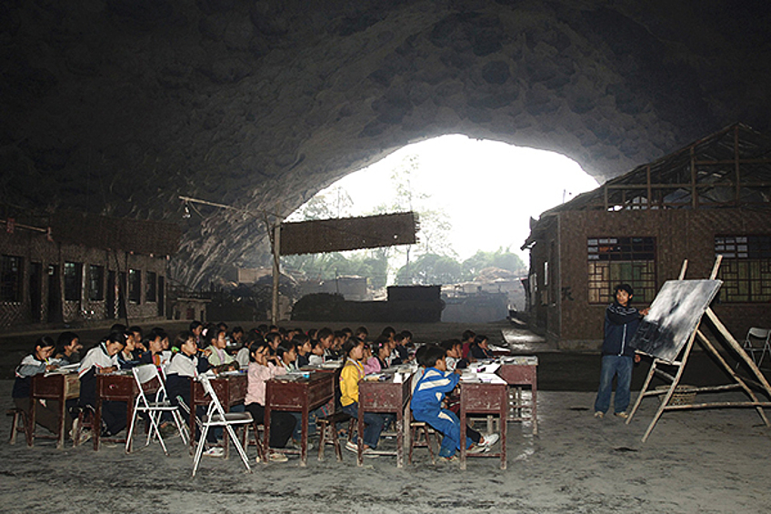 Пещерная школа в Китае. Это первая школа, которая появилась в Гуйчжоу. Ее открыли в 1984 году, а чтобы сэкономить на строительных материалах, классы организовали прямо в пещере. Сегодня здесь учатся 184 ученика. Некоторым приходится добираться по 6 часов, чтобы попасть на урок.