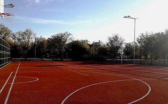 В Ленинском районе завершилось строительство спортивной площадки