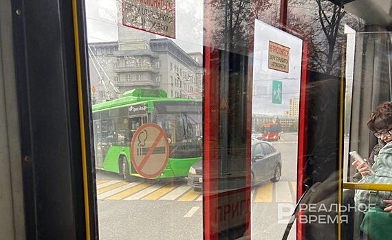 В Казани на улице Нурсултана Назарбаева троллейбус столкнулся с легковушкой