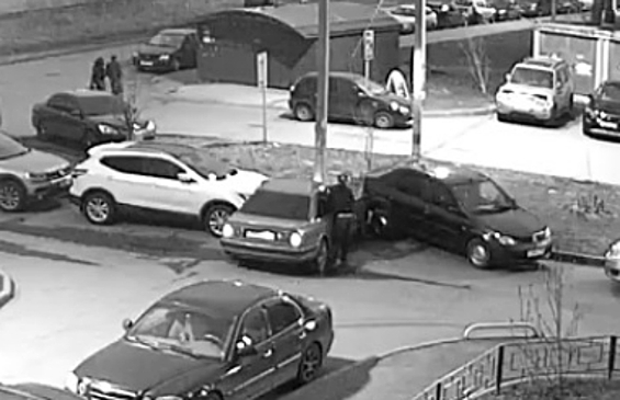 Люди из алкомаркета протаранили на красной «Ауди» чужую иномарку: эксклюзивное видео