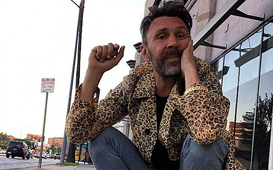 Фото откровенного поцелуя Шнурова с моделью попало в Сеть