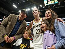 Мила Кунис и Эштон Катчер впервые вывели детей в свет и не скрывали их от фотографов