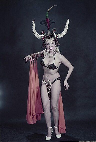 Танцовщица бурлеска в экзотическом рогатом головном уборе и бикини, середина 50-х.