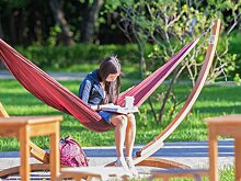 Вспомнить сказки Пушкина, выучить английский и подтянуть математику: чем еще заняться в летних читальнях в парках