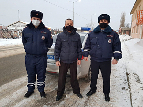 В Краснодарском крае госавтоинспекторы помогли водителю забуксовавшего в снегу автомобиля