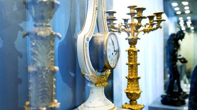В российском музее представили старинные настольные часы