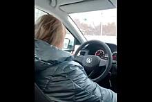 Российская таксистка высадила ехавших с похорон пассажиров посреди трассы