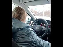 Российская таксистка высадила ехавших с похорон пассажиров посреди трассы