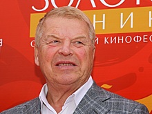 Дочь Кокшенова вынуждена работать продавщицей, чтобы выжить