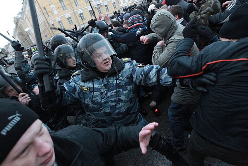 Сотрудники ОМОНа разгоняют участников акции в память об убитом фанате «Спартака» Егоре Свиридове, 11 декабря 2010 года
