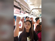 Невысокая девушка решила проблему высоких поручней в автобусе – угарное видео