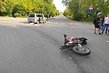 Подростков на мотоцикле сбила машина на неизвестной улице в Новосибирске