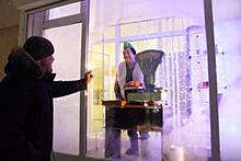 Надымские музейщики устроили Новый год в стиле ретро в окнах