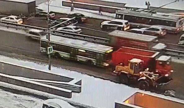 Мосгортранс: Водитель грузового автомобиля спровоцировал ДТП с автобусом на Пролетарском проспекте