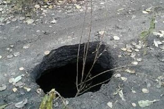 Пятиметровый провал образовался рядом с жилым домом в Ростовской области
